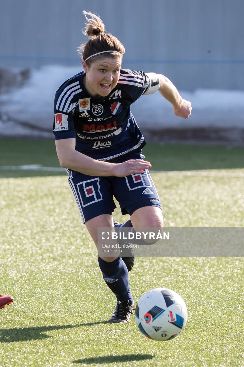 Kvarnsvedens  Jessica Nakae  i fotbollsmatchen i dam elitettan mellan Kvarnsveden och Assi den 15 april 2018 i Borlänge.