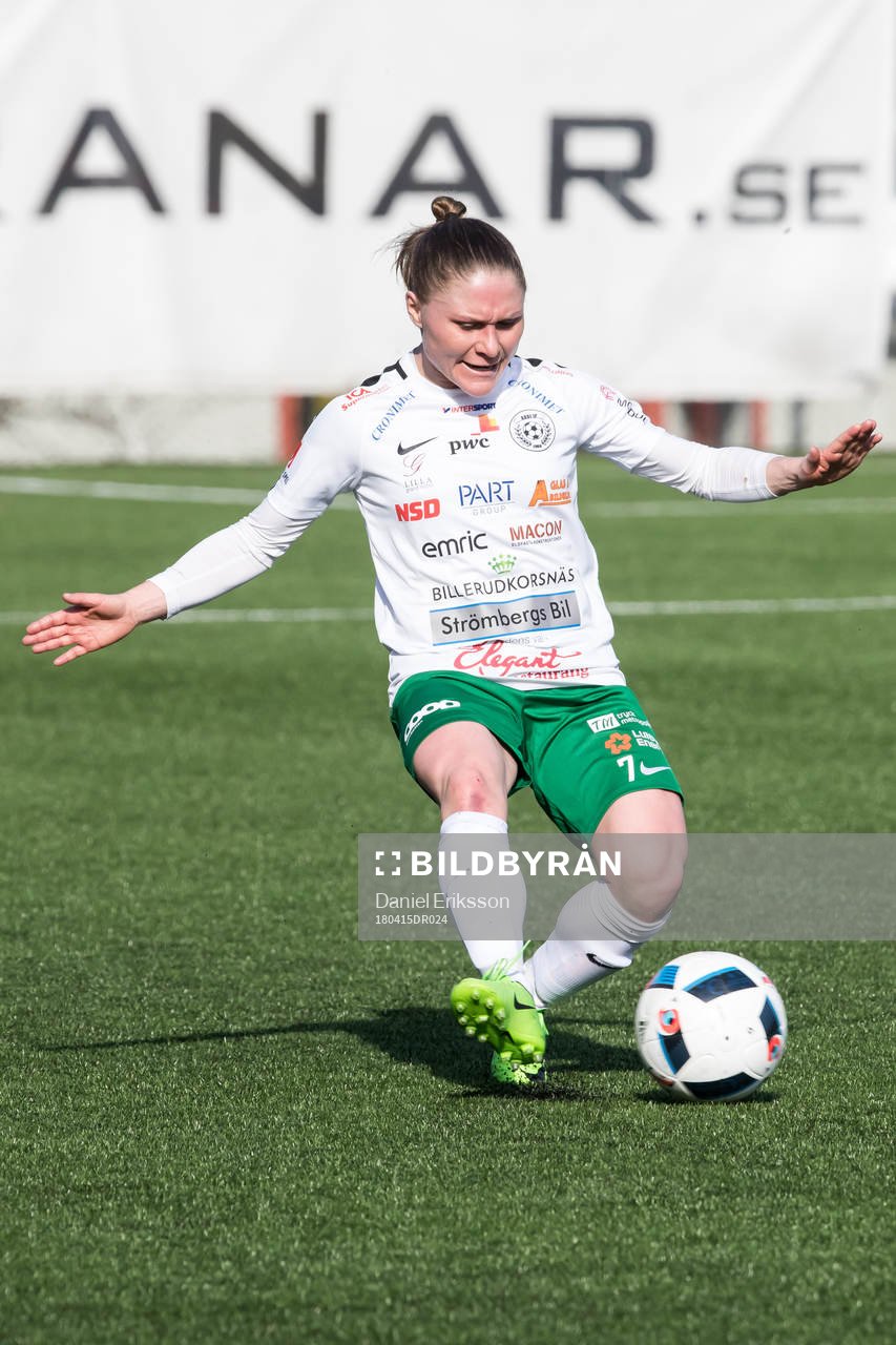 Assis Johanna Andersson  i fotbollsmatchen i dam elitettan mellan Kvarnsveden och Assi den 15 april 2018 i Borlänge.