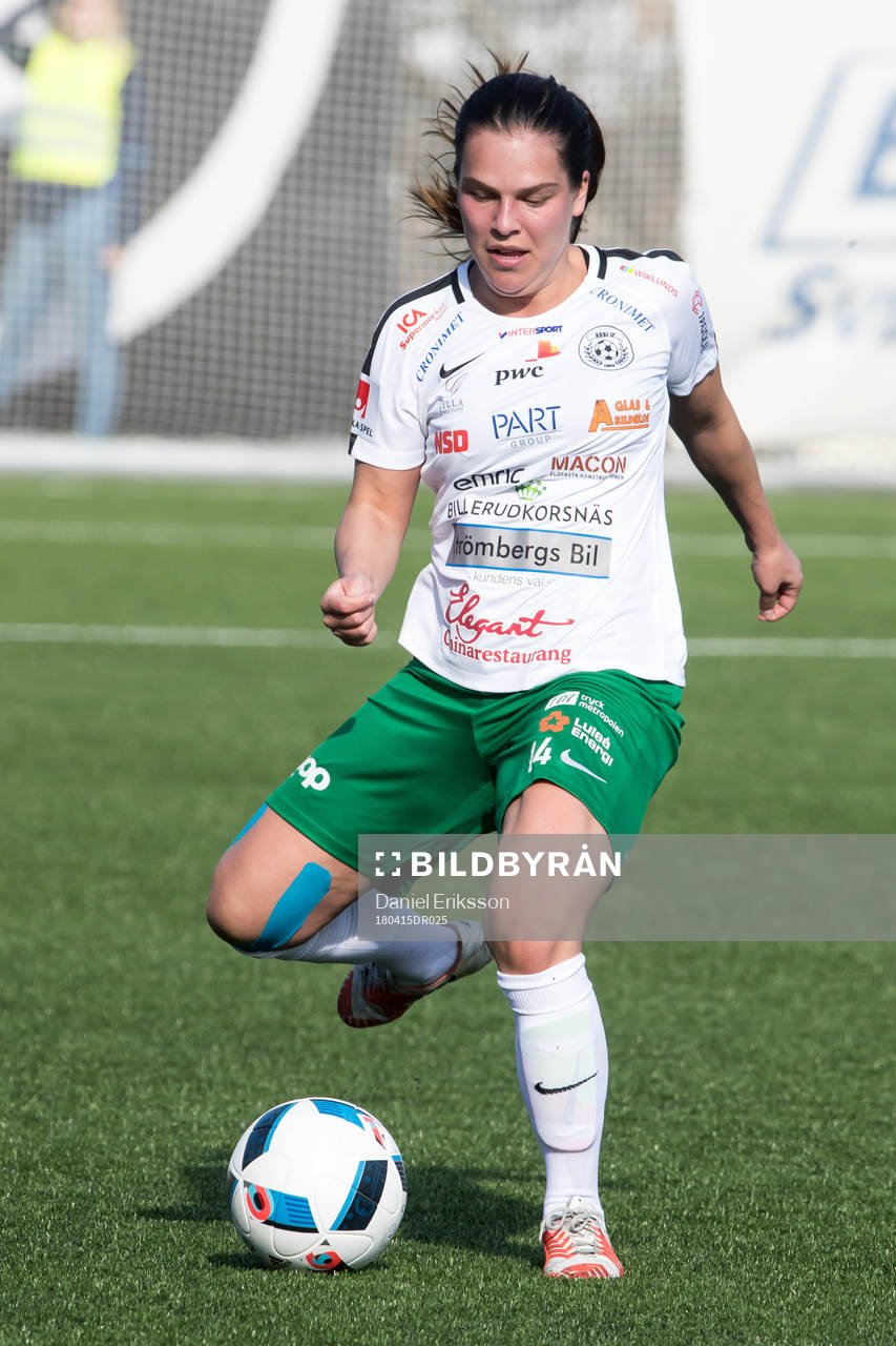 Assis Frida Björck  i fotbollsmatchen i dam elitettan