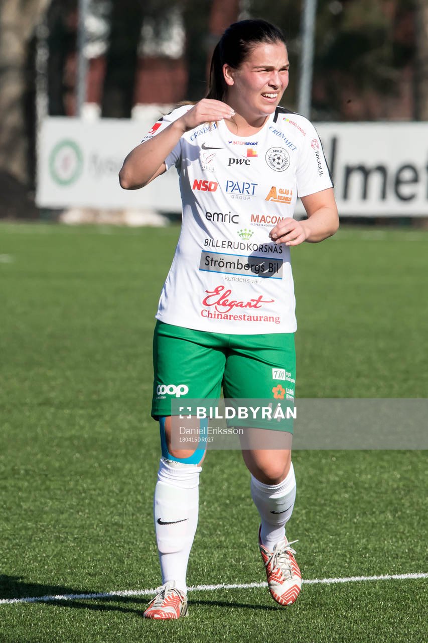 Assis Frida Björck  i fotbollsmatchen i dam elitettan