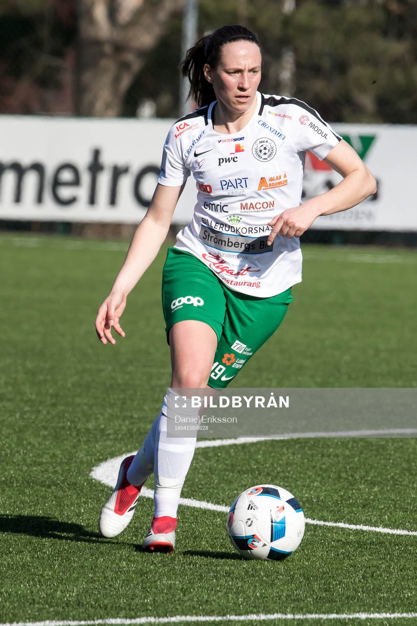 Assis Lina Henriksson  i fotbollsmatchen i dam elitettan