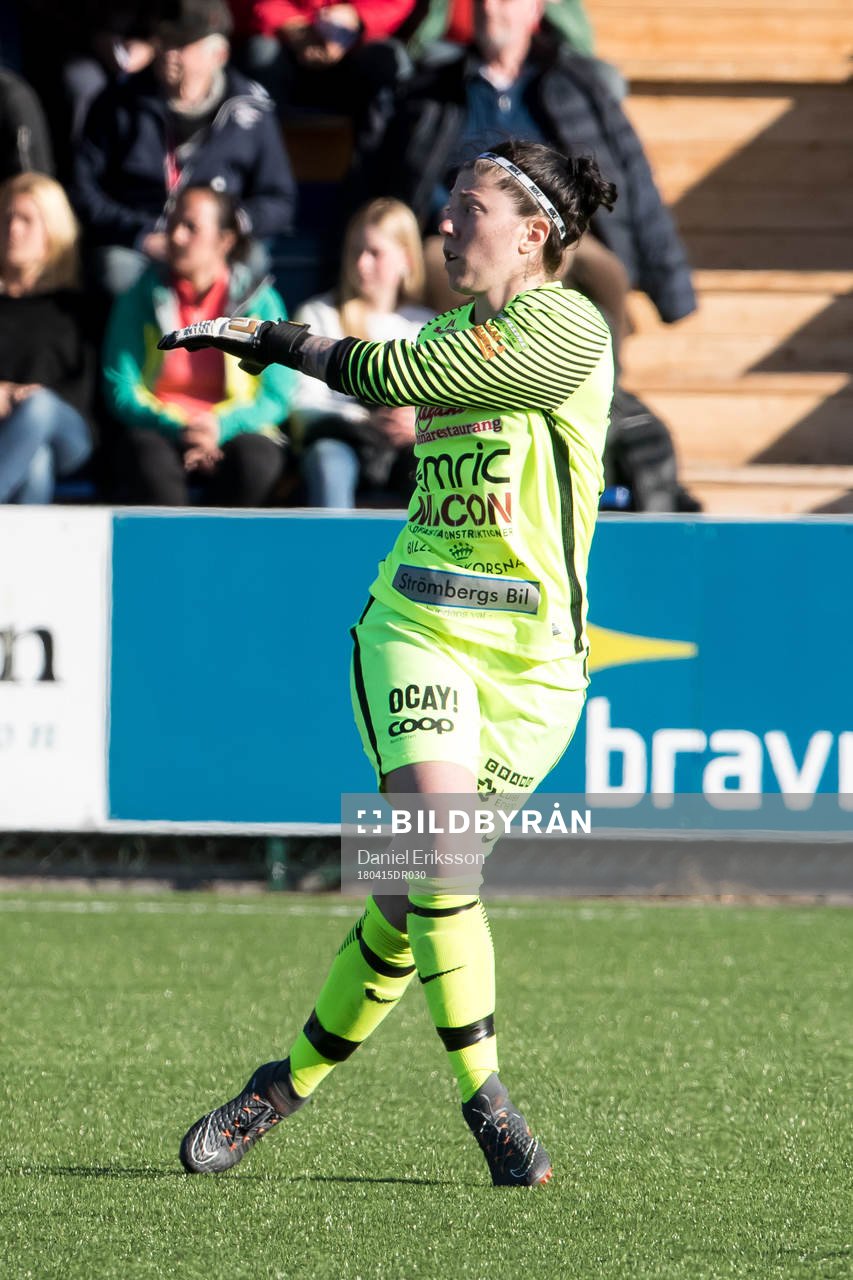 Assis Christina Dineson  i fotbollsmatchen i dam elitettan mellan Kvarnsveden och Assi den 15 april 2018 i Borlänge.