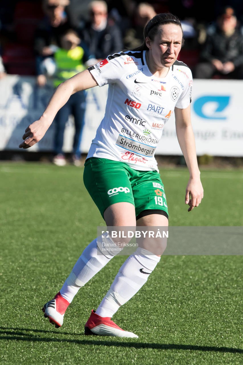 Assis Lina Henriksson  i fotbollsmatchen i dam elitettan