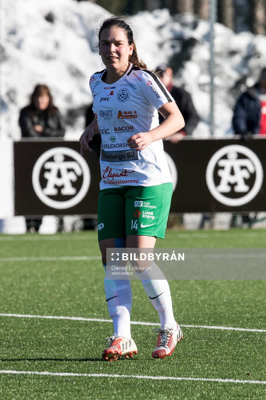 Assis Frida Björck  i fotbollsmatchen i dam elitettan