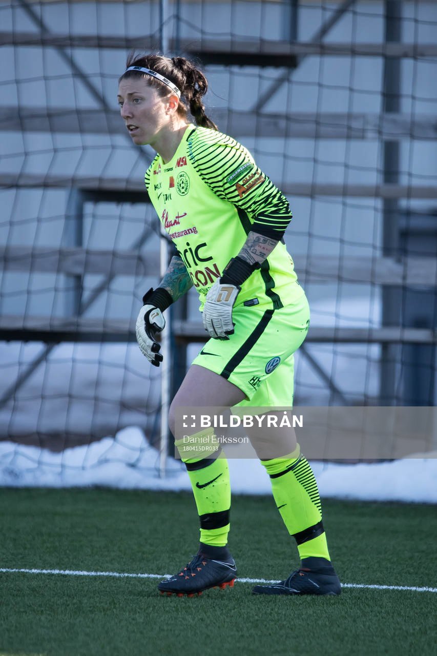 Assis Christina Dineson  i fotbollsmatchen i dam elitettan mellan Kvarnsveden och Assi den 15 april 2018 i Borlänge.
