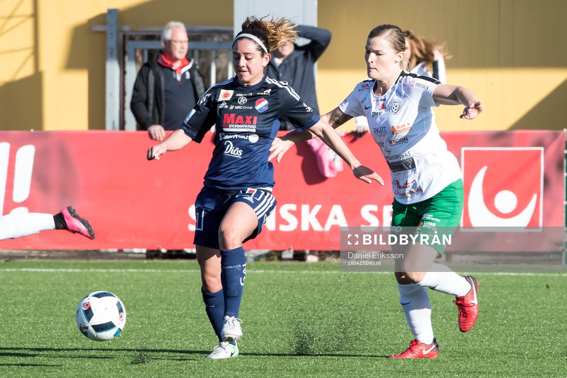 Kvarnsvedens Jessica Nakae och Assis Indira Ilic i fotbollsmatchen i dam elitettan mellan Kvarnsveden och Assi den 15 april 2018 i Borlänge.