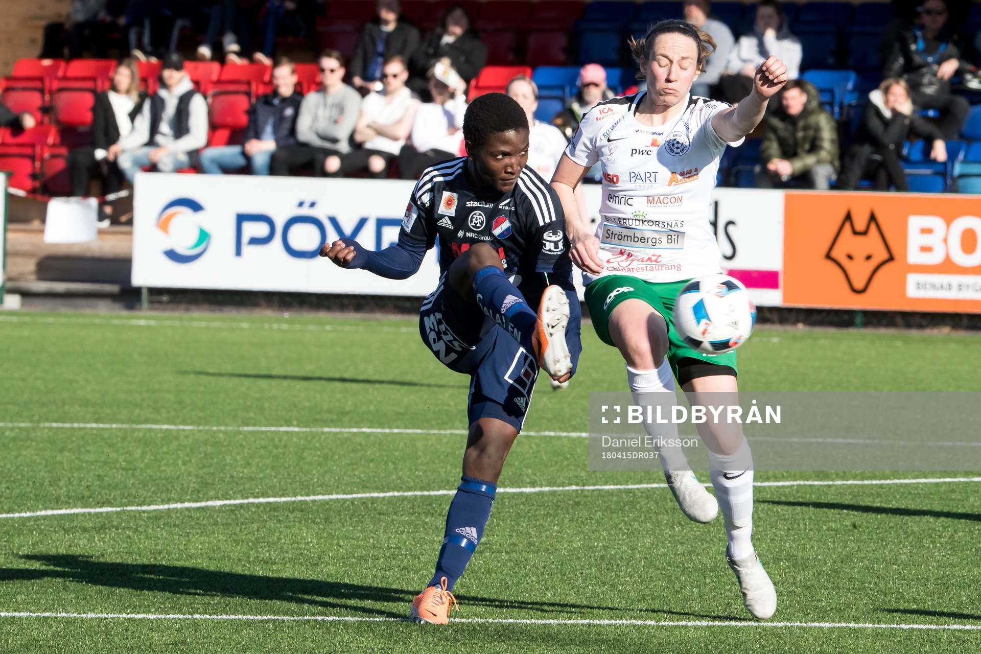 Kvarnsvedens  Temwa Chawinga  och Assis Lina Henriksson  i