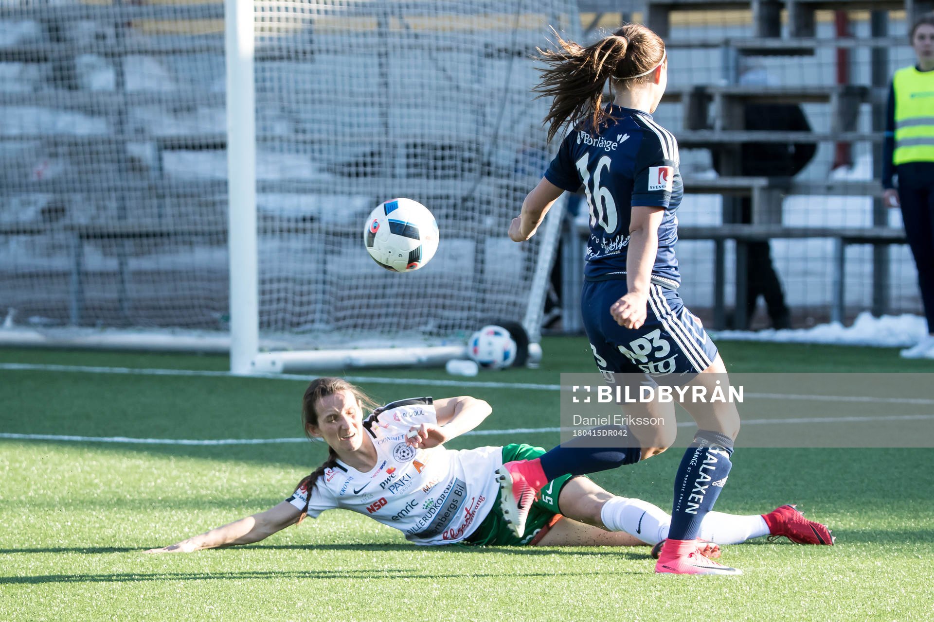 Assis Indira Ilic och Kvarnsvedens Lova Lundin i fotbollsmatchen i dam elitettan mellan Kvarnsveden och Assi den 15 april 2018 i Borlänge.