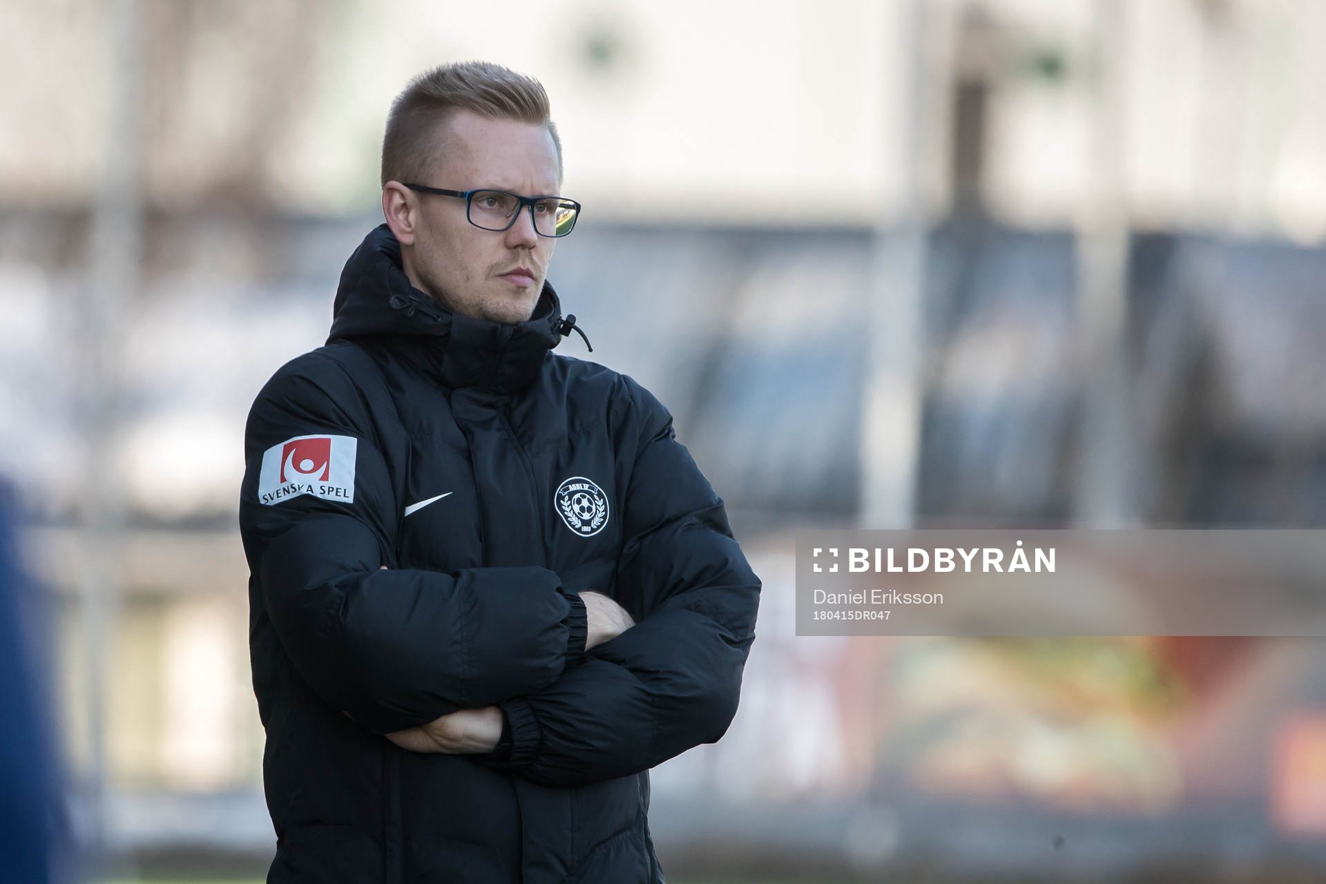 Assis tränare Andreas Nilsson  i fotbollsmatchen i dam elitettan mellan Kvarnsveden och Assi den 15 april 2018 i Borlänge.