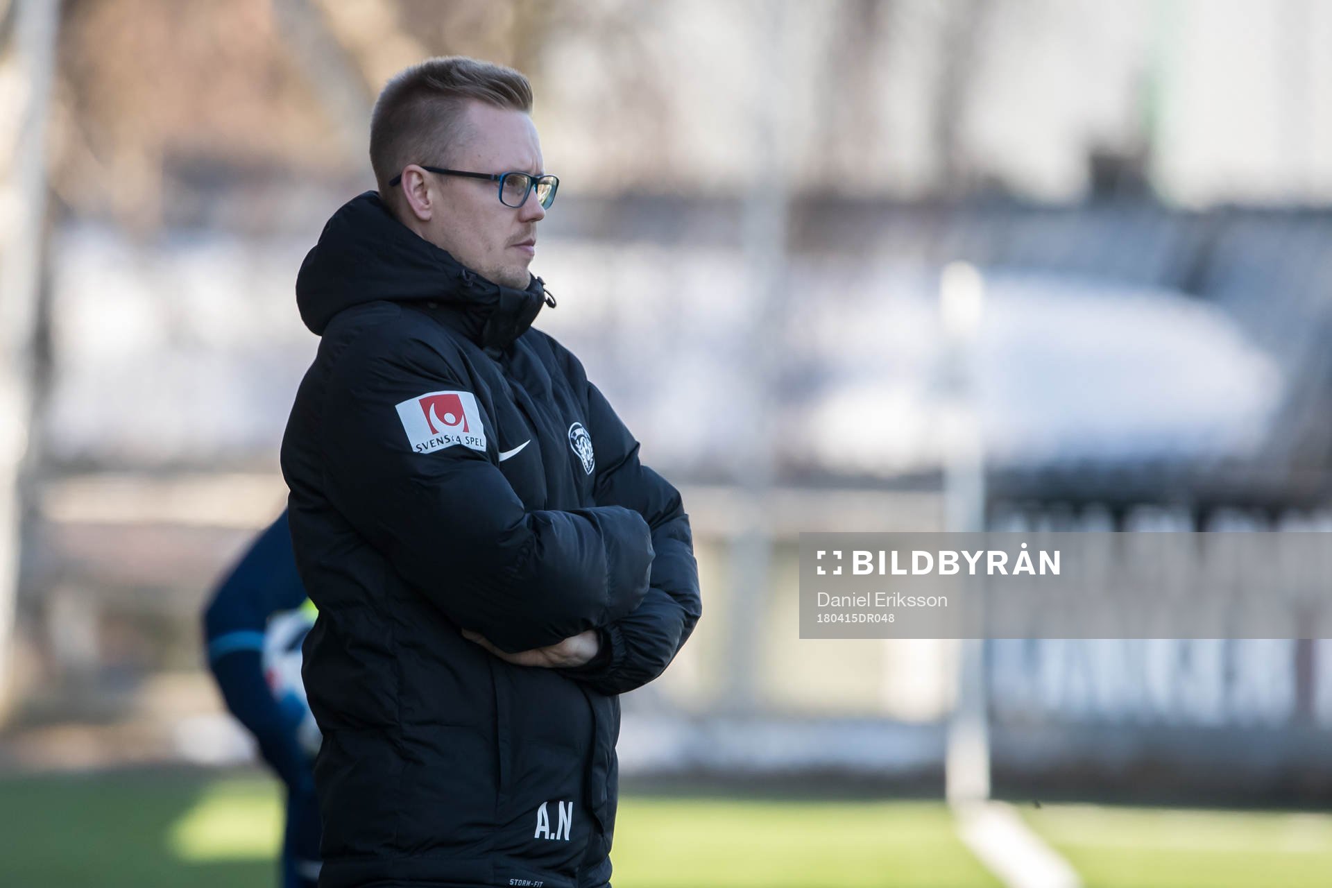 Assis tränare Andreas Nilsson  i fotbollsmatchen i dam elitettan mellan Kvarnsveden och Assi den 15 april 2018 i Borlänge.