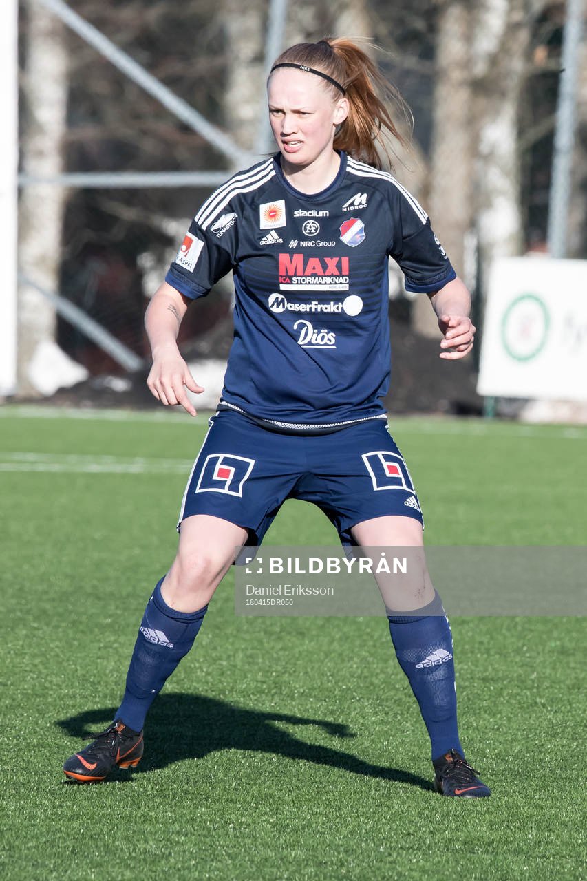 Kvarnsvedens  Wilma Andersson  i fotbollsmatchen i dam