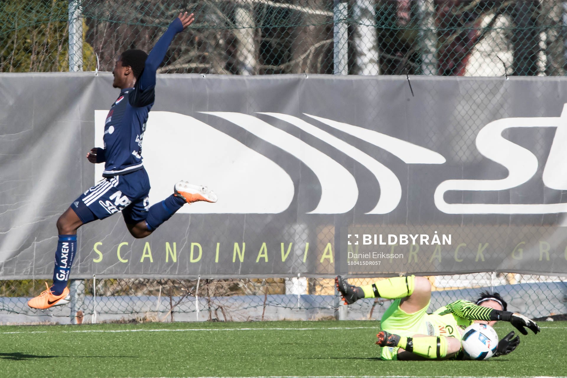 Kvarnsvedens Temwa Chawinga och Assis Christina Dineson i fotbollsmatchen i dam elitettan mellan Kvarnsveden och Assi den 15 april 2018 i Borlänge.