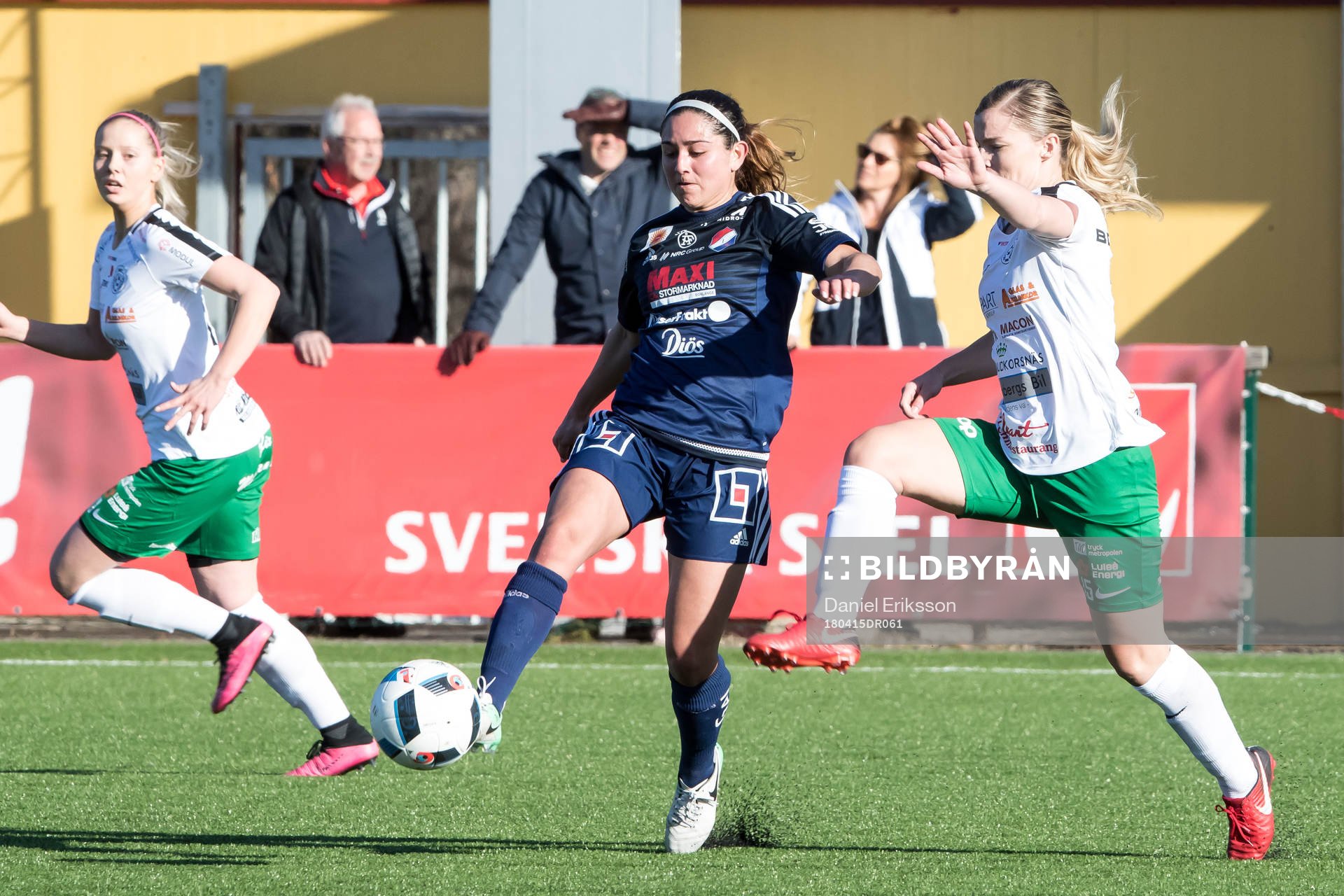 Kvarnsvedens Jessica Nakae och Assis Indira Ilic i fotbollsmatchen i dam elitettan mellan Kvarnsveden och Assi den 15 april 2018 i Borlänge.