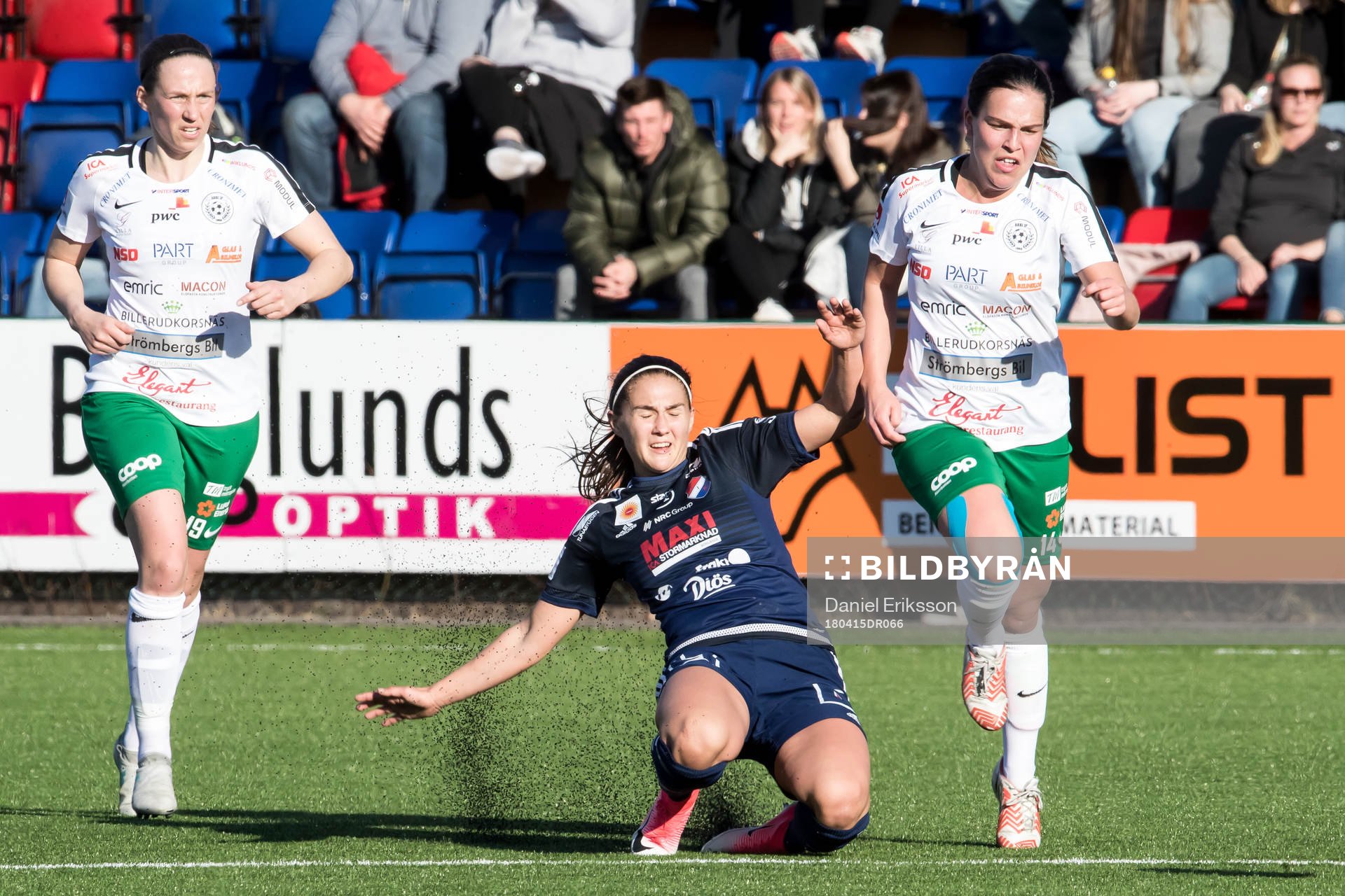 Kvarnsvedens Jessica Nakae och Assis Frida Björck i fotbollsmatchen i dam elitettan mellan Kvarnsveden och Assi den 15 april 2018 i Borlänge.