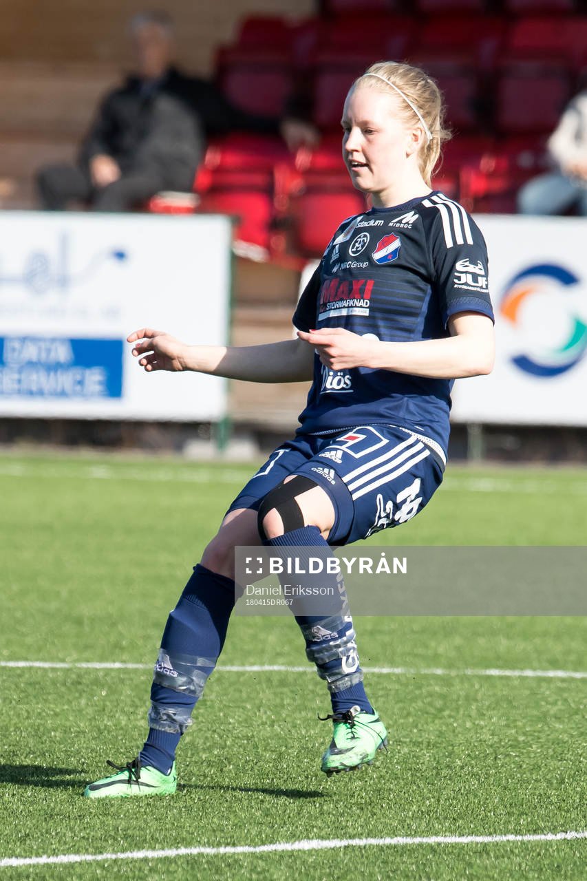 Kvarnsvedens  Beatrice Gärds  i fotbollsmatchen i dam