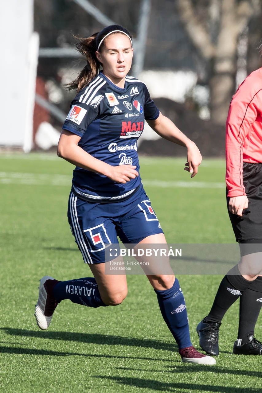 Kvarnsvedens  Karin Winka   i fotbollsmatchen i dam