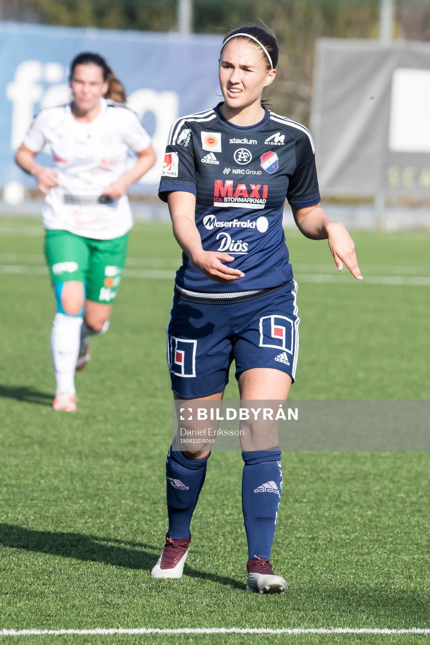Kvarnsvedens  Lovisa Lennartsson  i fotbollsmatchen i dam