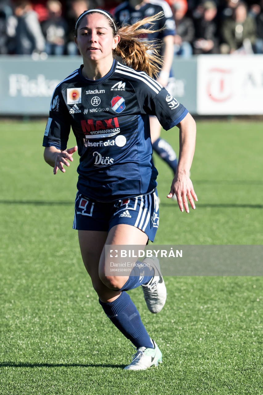 Kvarnsvedens  Jessica Nakae  i fotbollsmatchen i dam elitettan mellan Kvarnsveden och Assi den 15 april 2018 i Borlänge.
