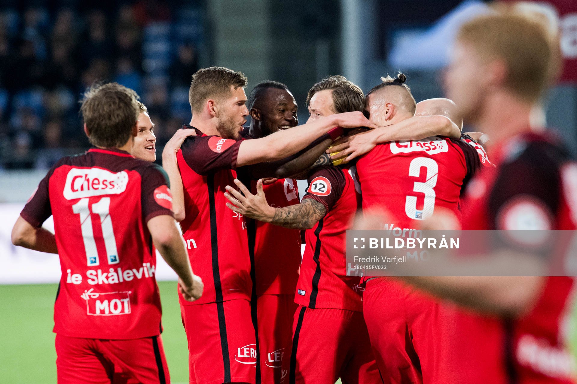 The players of Brann celebrate the 1-0 goal by Sivert