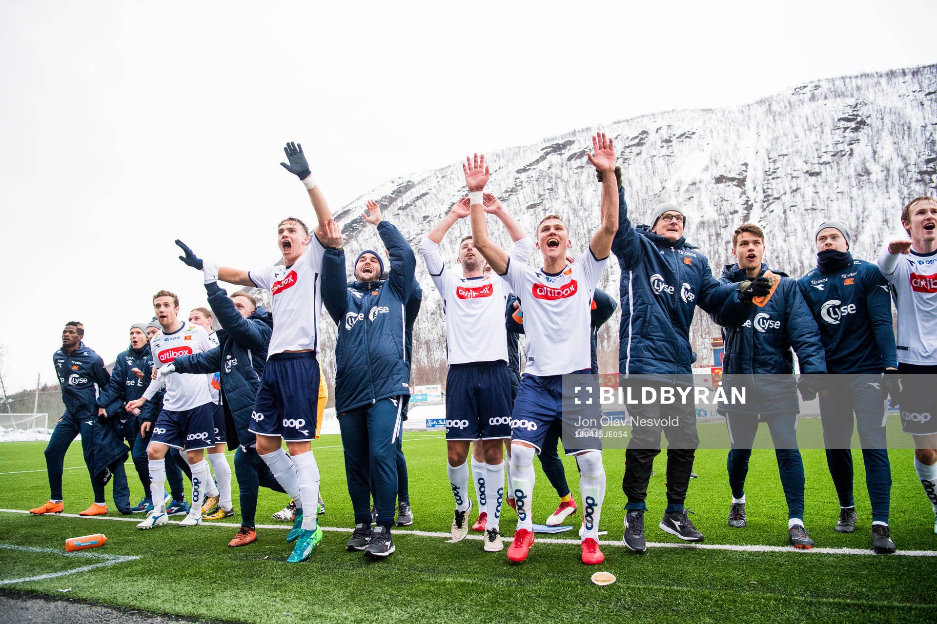 Leo Skiri Østigård of Viking celebrates with his teammates