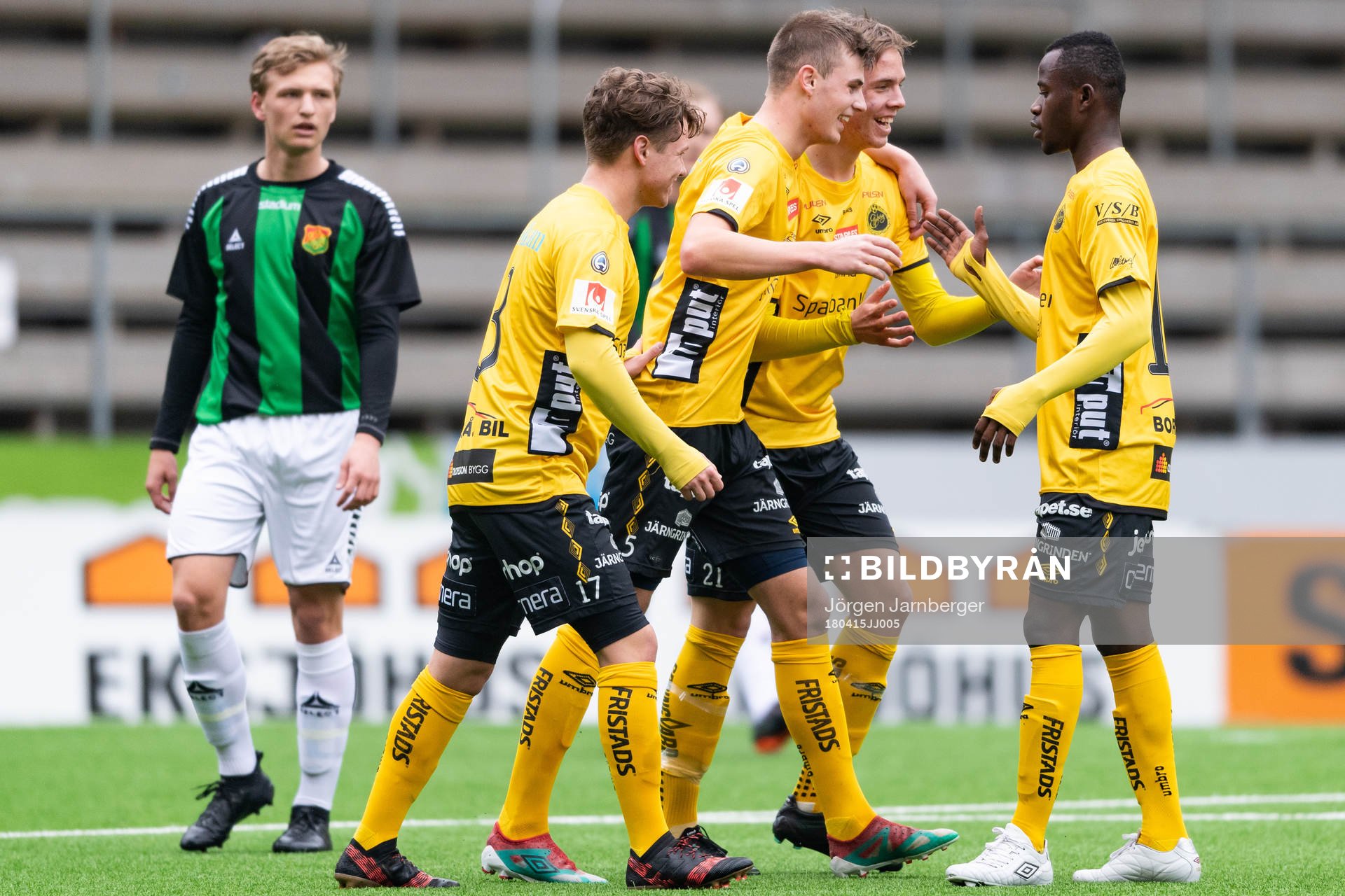 Elfsborgs Filip Schyberg klappas om av lagkamraterna efter att gjort 2-0 under fotbollsmatchen i U19 Allsvenskan mellan Elfsborg och GAIS den 15 april 2018 i Borås.