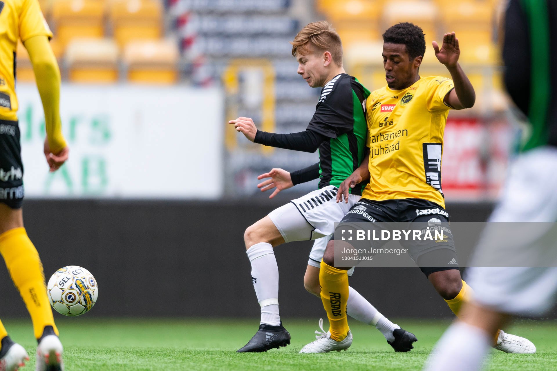 Elfsborgs Nattnael Zerai och GAIS Anders Sennewald under fotbollsmatchen i U19 Allsvenskan mellan Elfsborg och GAIS den 15 april 2018 i Borås.