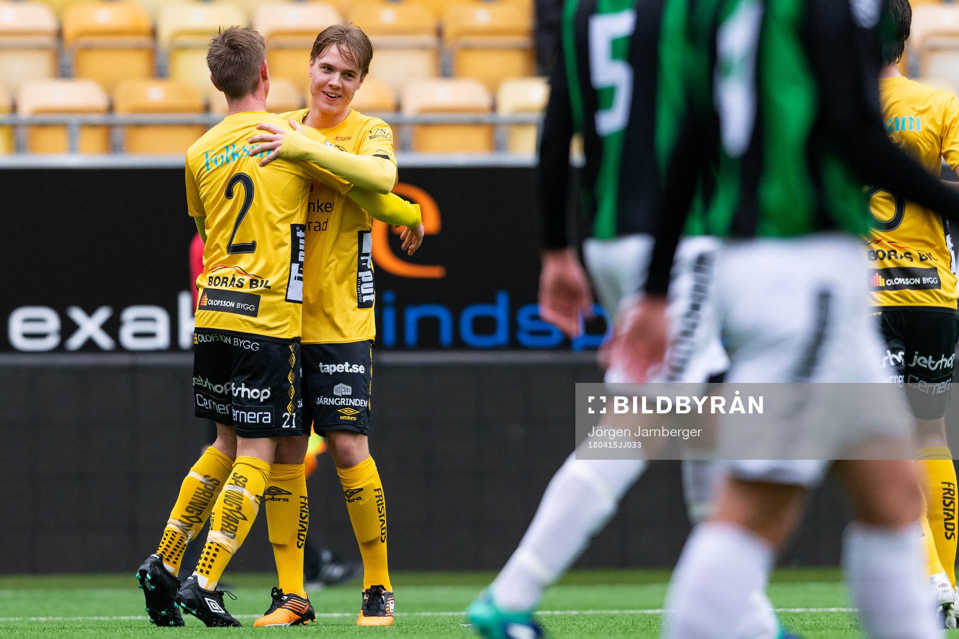 Elfsborgs Jacob Ejerblad (rygg mot kameran) klappas om av