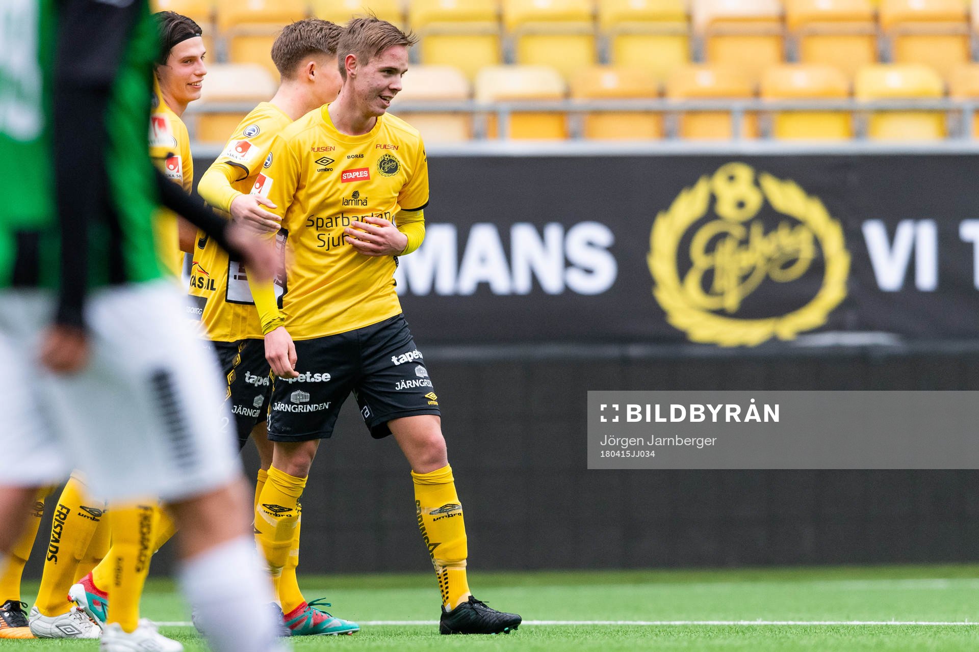 Elfsborgs Jacob Ejerblad klappas om av lagkamrater