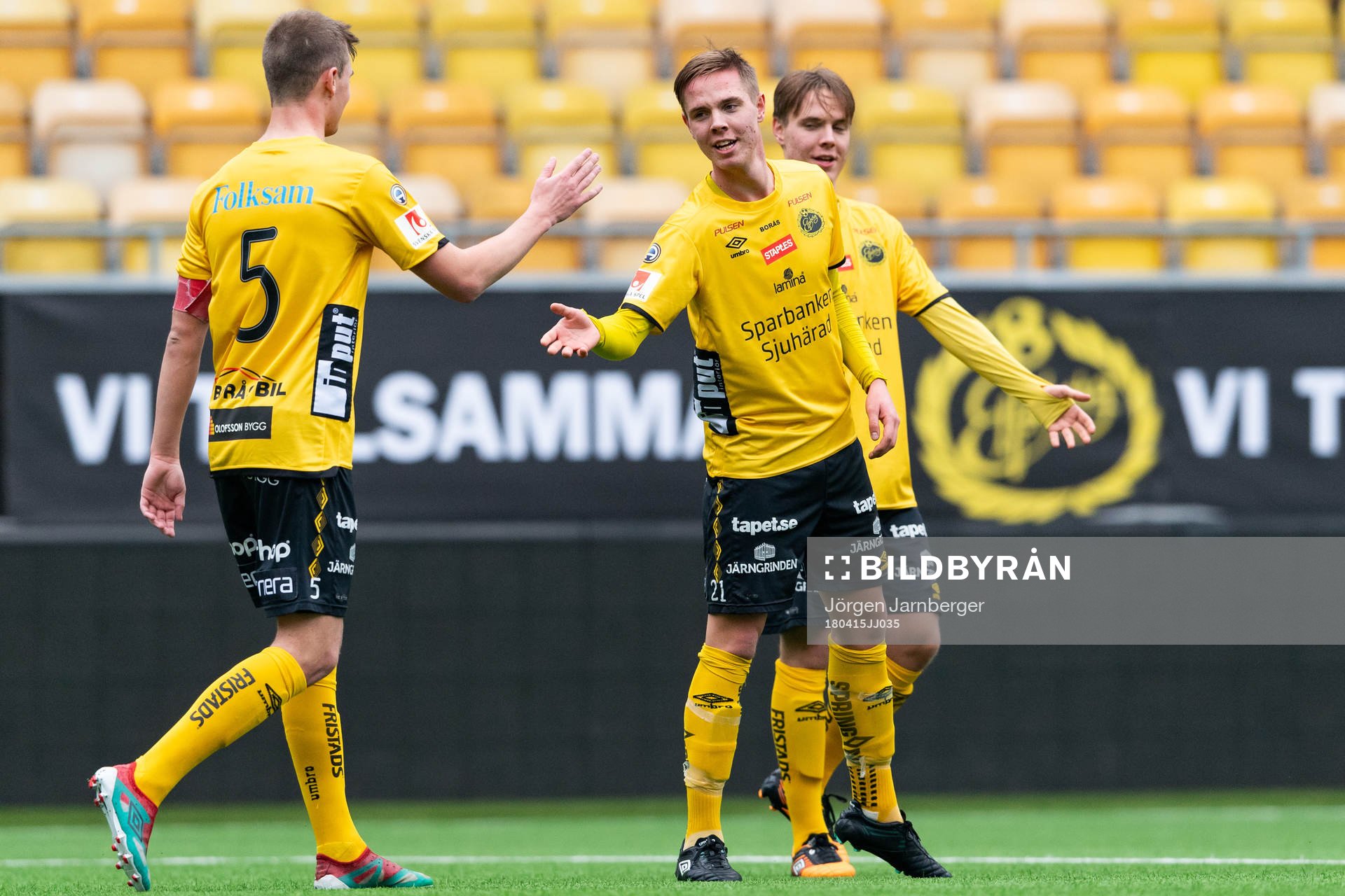 Elfsborgs Jacob Ejerblad klappas om av lagkamrater