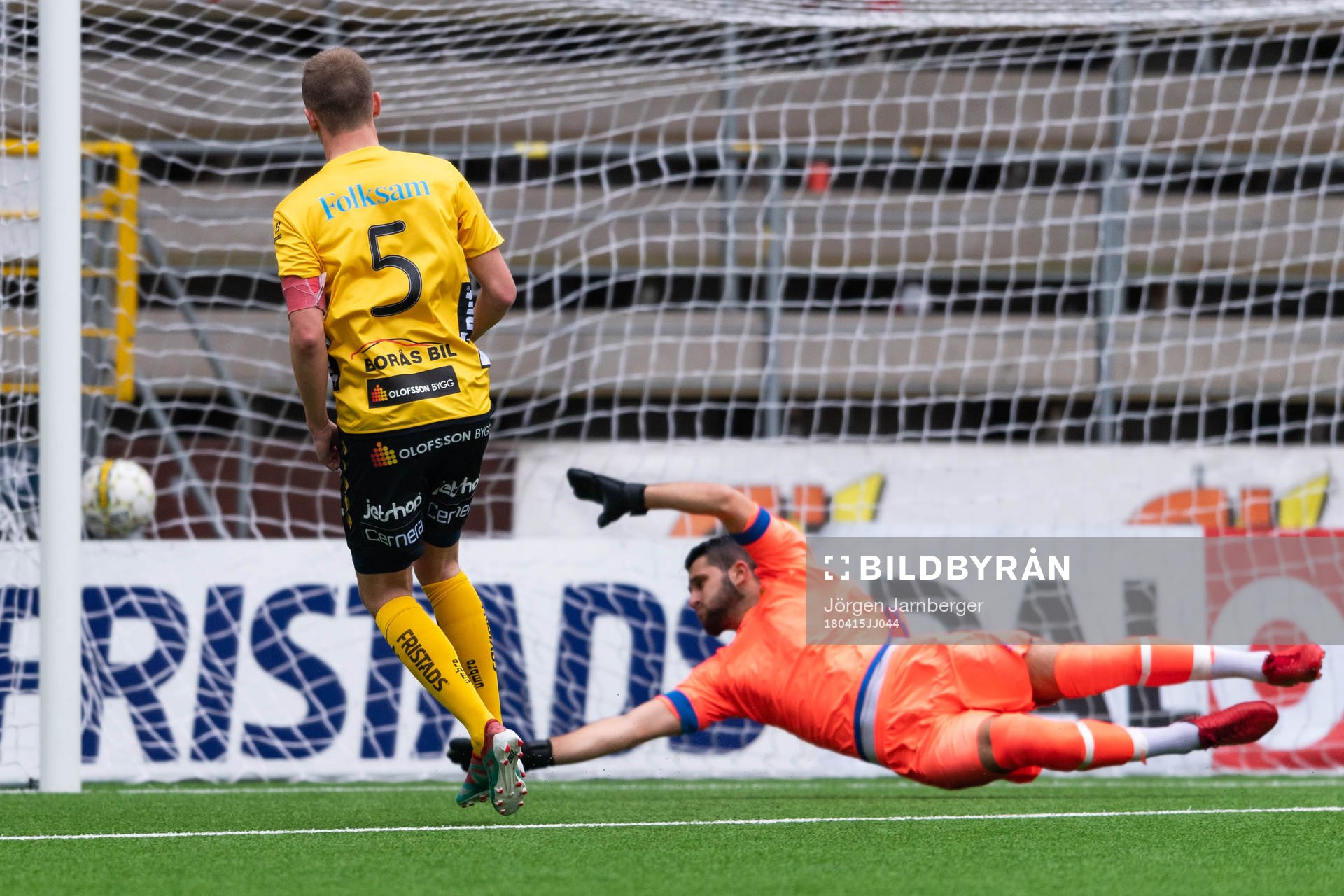 Elfsborgs Filip Schyberg gör 2-0 bakom GAIS målvakt