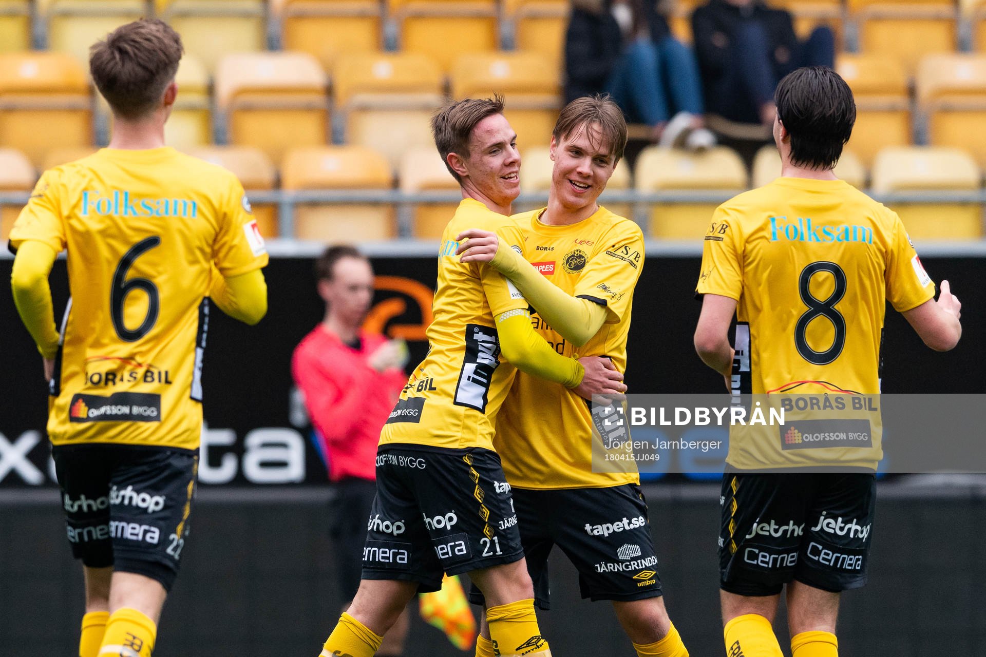 Elfsborgs Jacob Ejerblad klappas om av lagkamrater