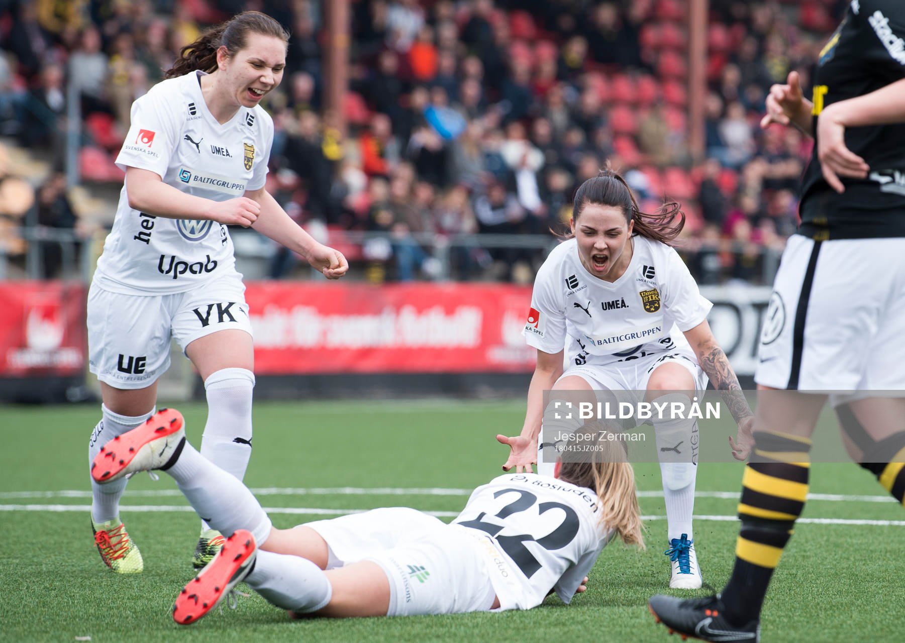 Umeås Wilma Öhman (liggandes) jublar
