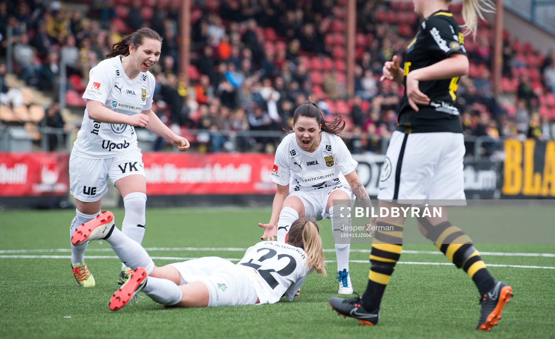 Umeås Wilma Öhman (liggandes) jublar