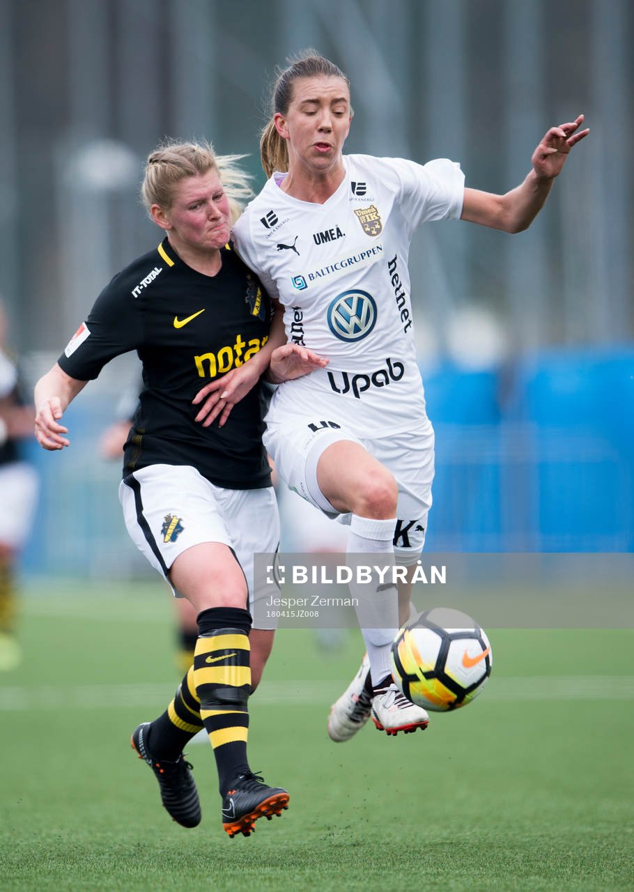 s Madeleine Rohr i en närkamp med Umeås Wilma Öhman
