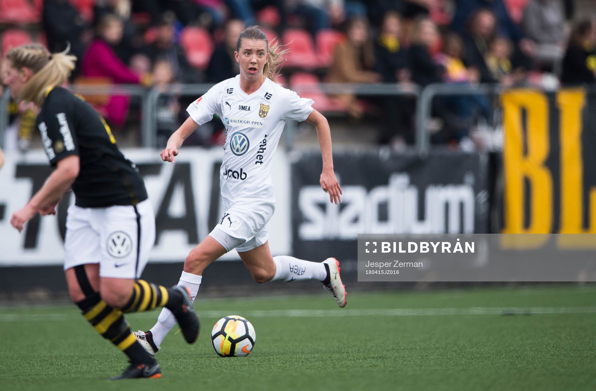 Umeås Wilma Öhman med bollen