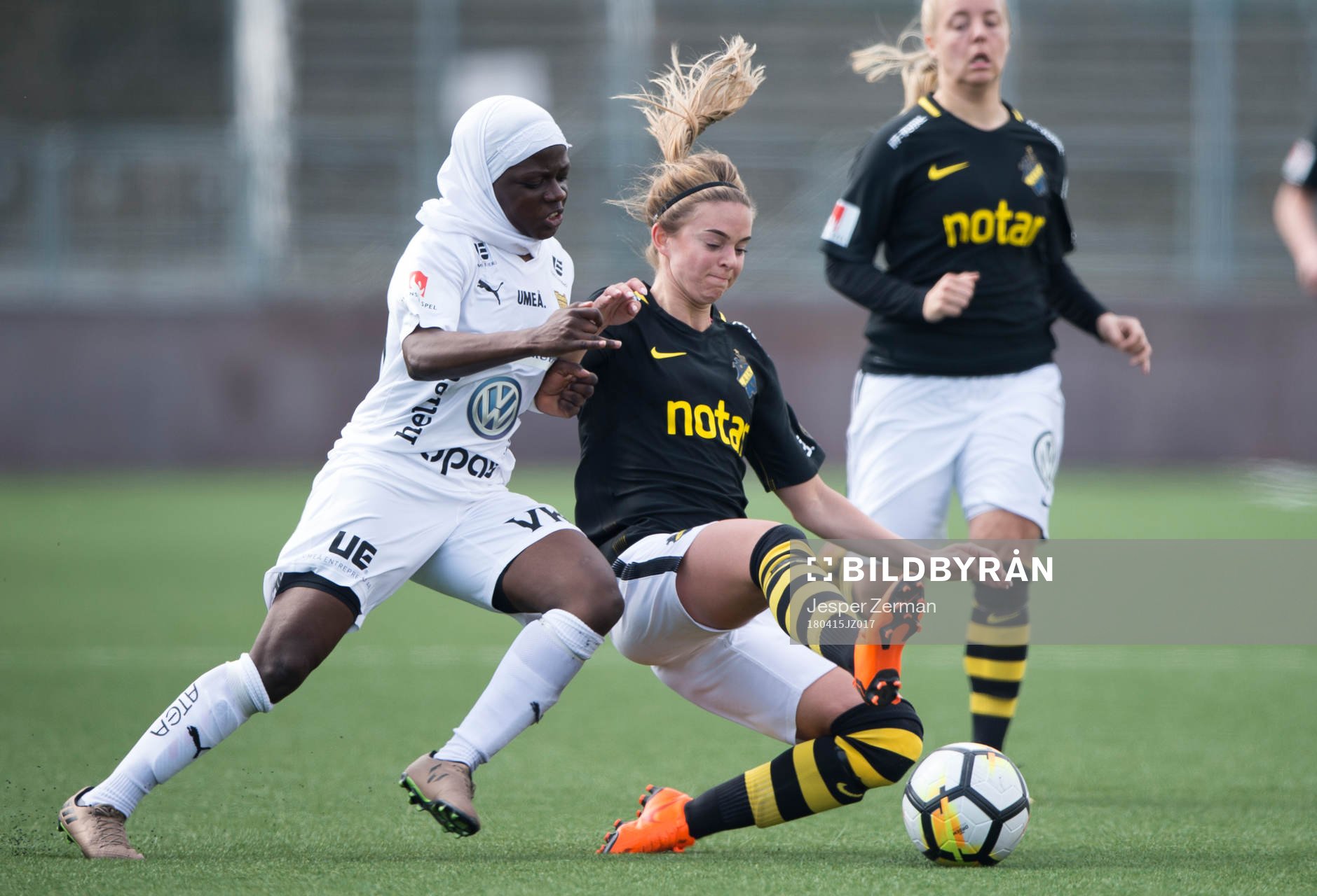 Umeås Zabibu Nduwimana i en närkamp med Lisa Moazzeni