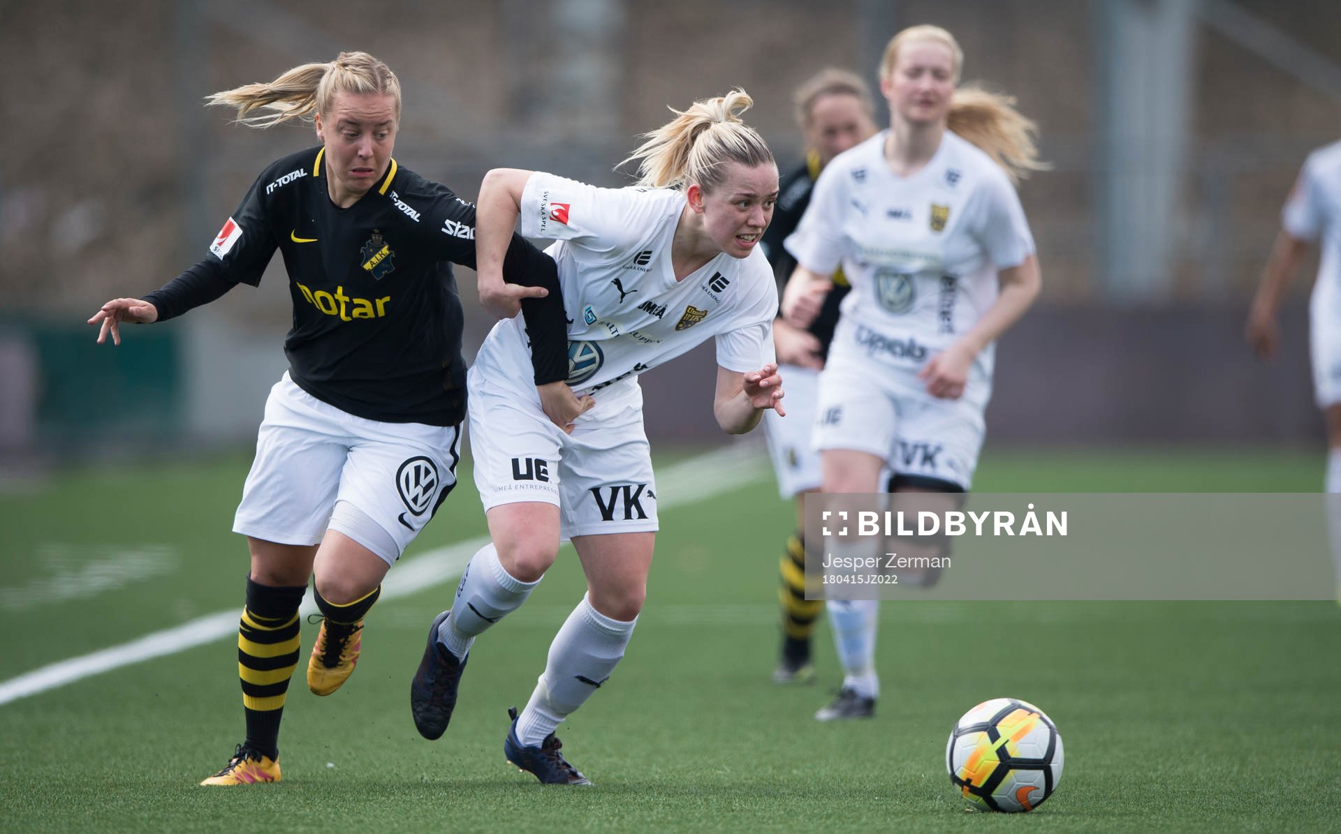 AIK:s Fanny Lång i en duell med Umeås Elin Nilsson under fotbollsmatchen i Elitettan mellan AIK och Umeå den 15 april 2018 i Stockholm.