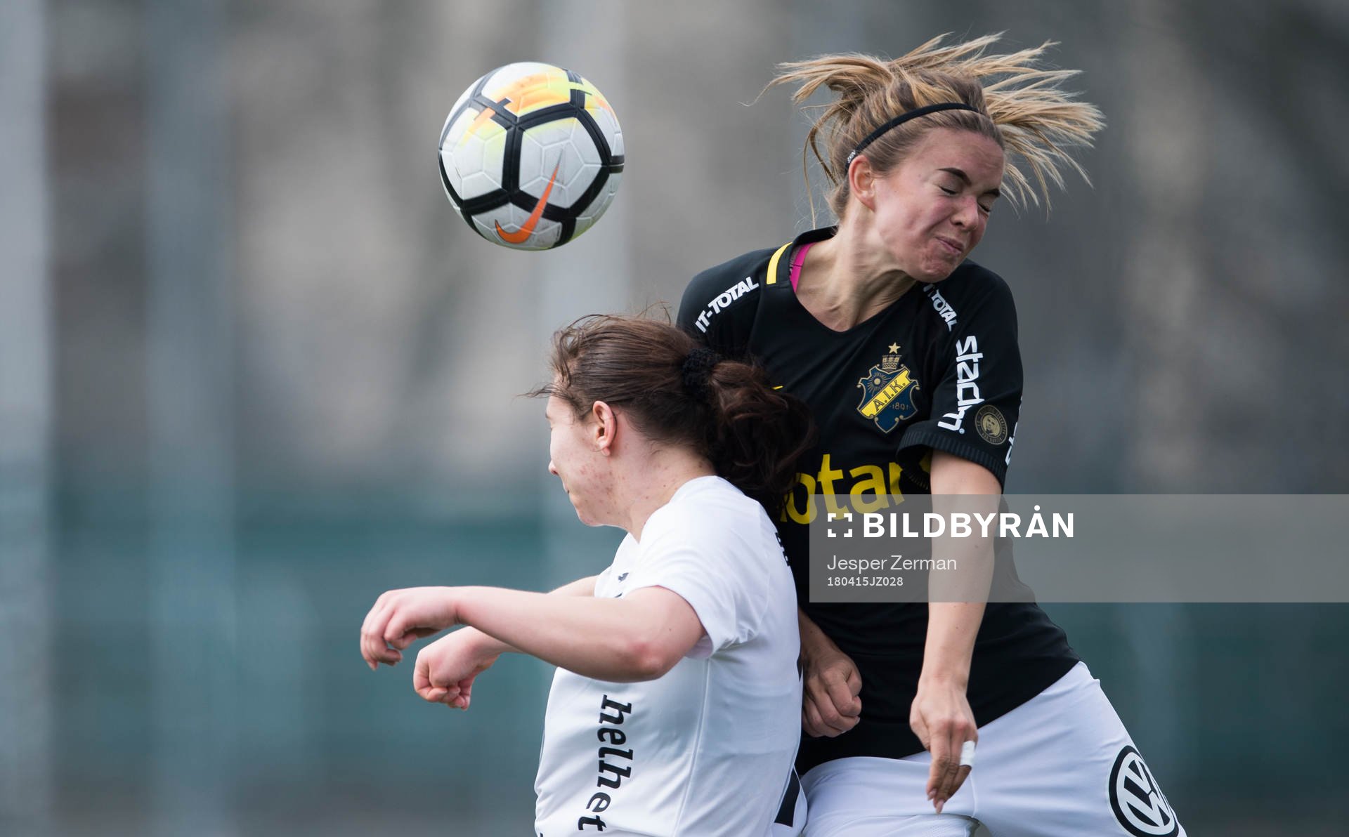 s Lisa Moazzeni i en duell med Umeås Annina Wede