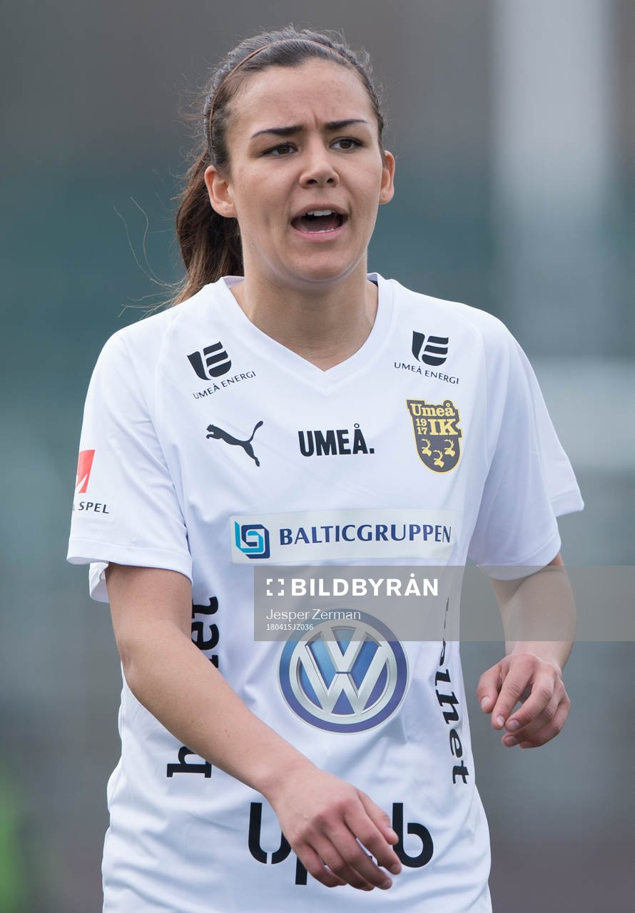 Umeås Jasmin Nejati under fotbollsmatchen i Elitettan mellan AIK och Umeå den 15 april 2018 i Stockholm.