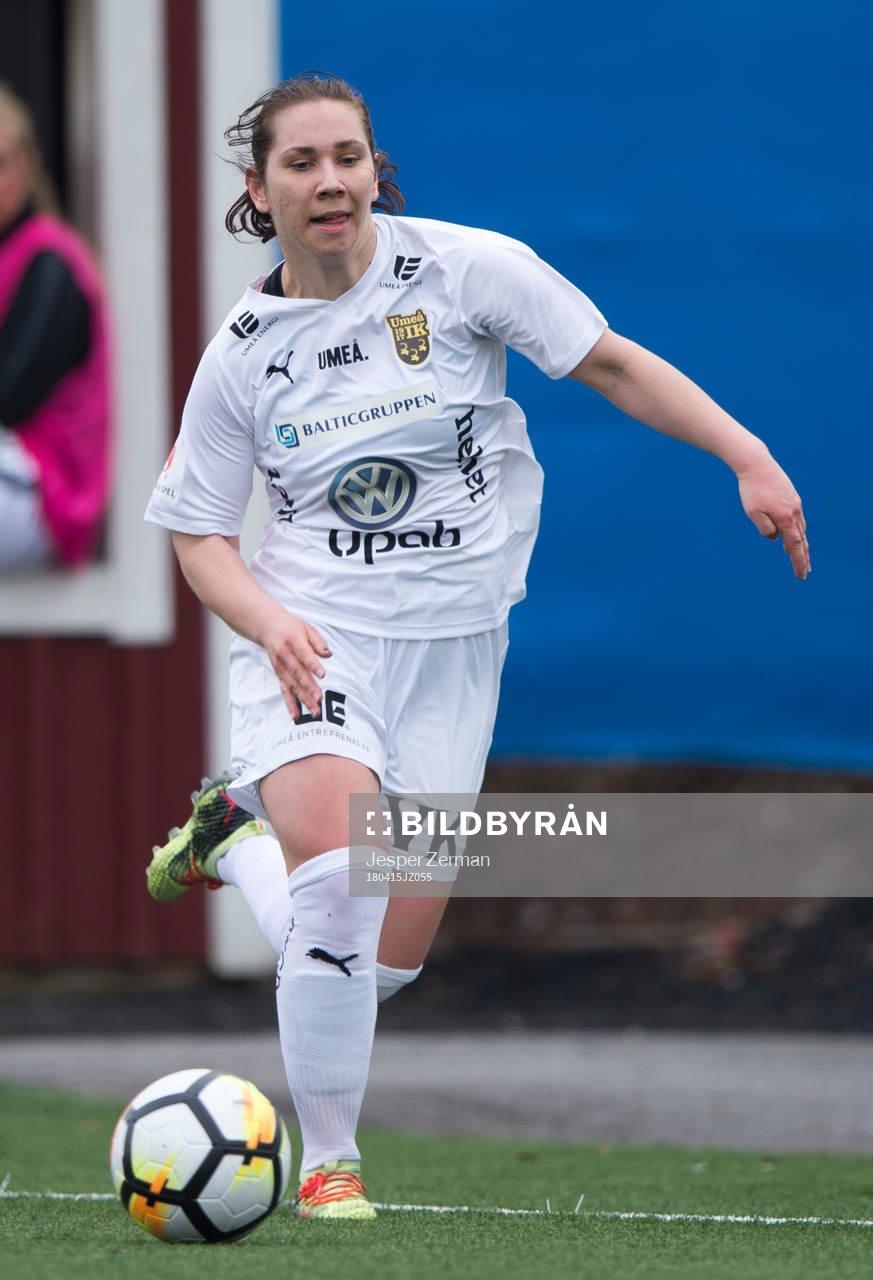 Umeås Annina Wede under fotbollsmatchen i Elitettan mellan AIK och Umeå den 15 april 2018 i Stockholm.