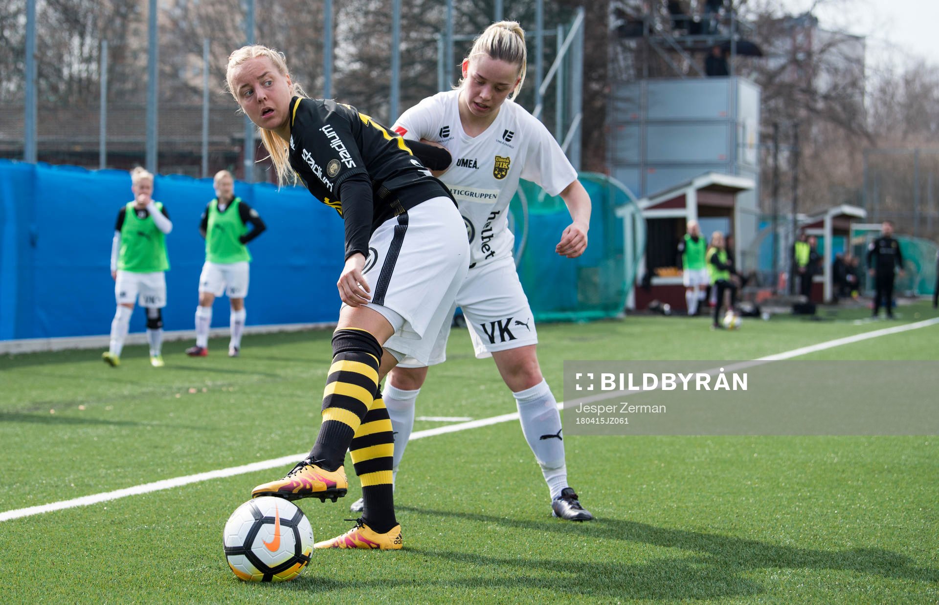 s Fanny Lång håller undan för Umeås Elin Nilsson