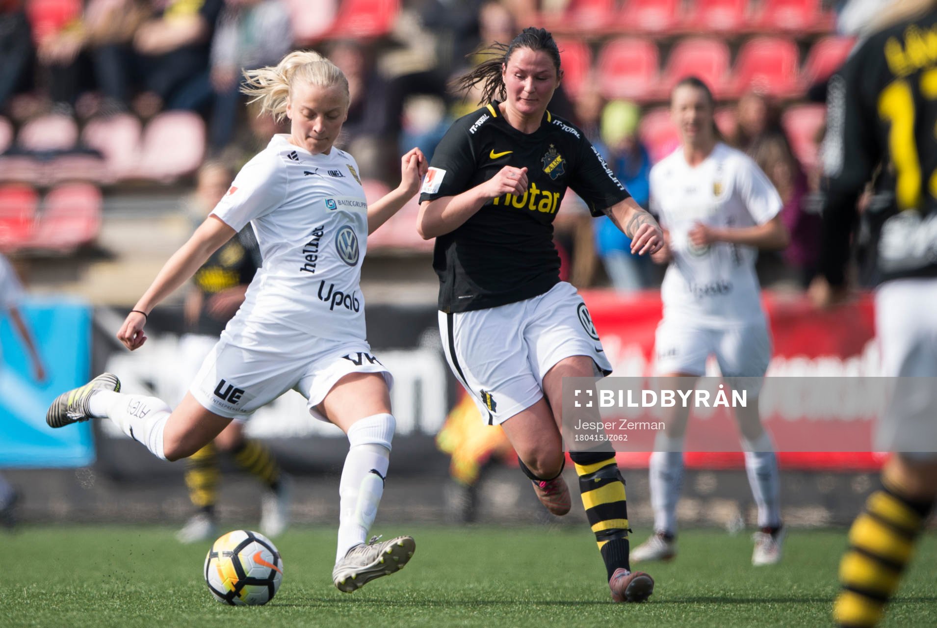 Umeås Wilma Carlsson med ett skott