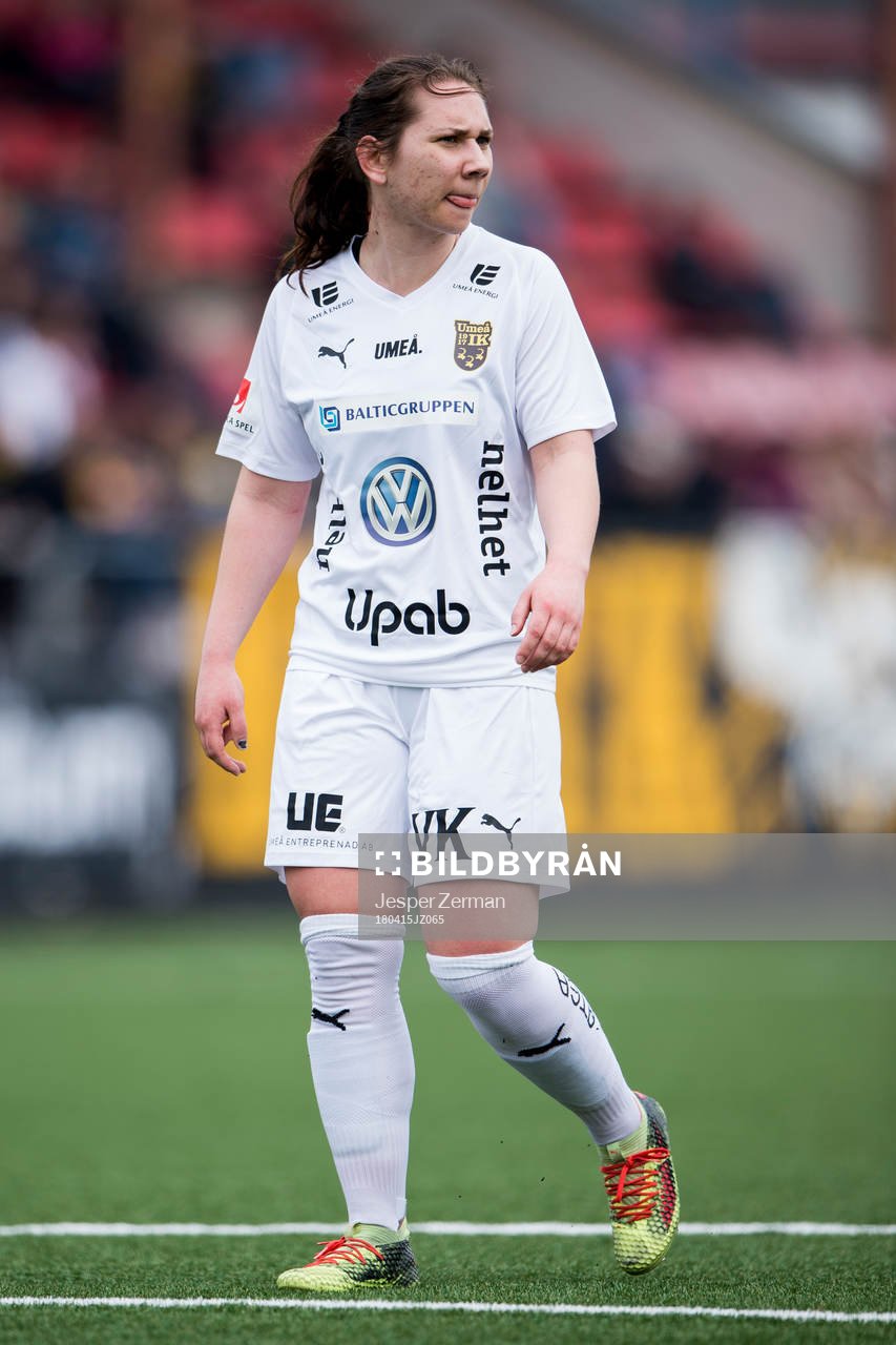 Umeås Annina Wede under fotbollsmatchen i Elitettan mellan AIK och Umeå den 15 april 2018 i Stockholm.