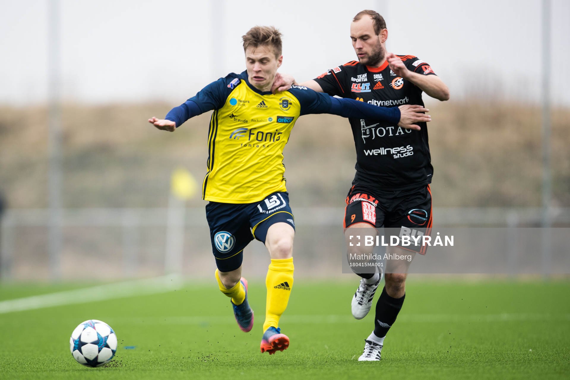 Ängelholms Elias Johansson och Karlskronas Christopher Christensson under fotbollsmatchen i Division 1 Södra mellan Ängelholm och Karlskrona den 15 april 2018 i Ängelholm.