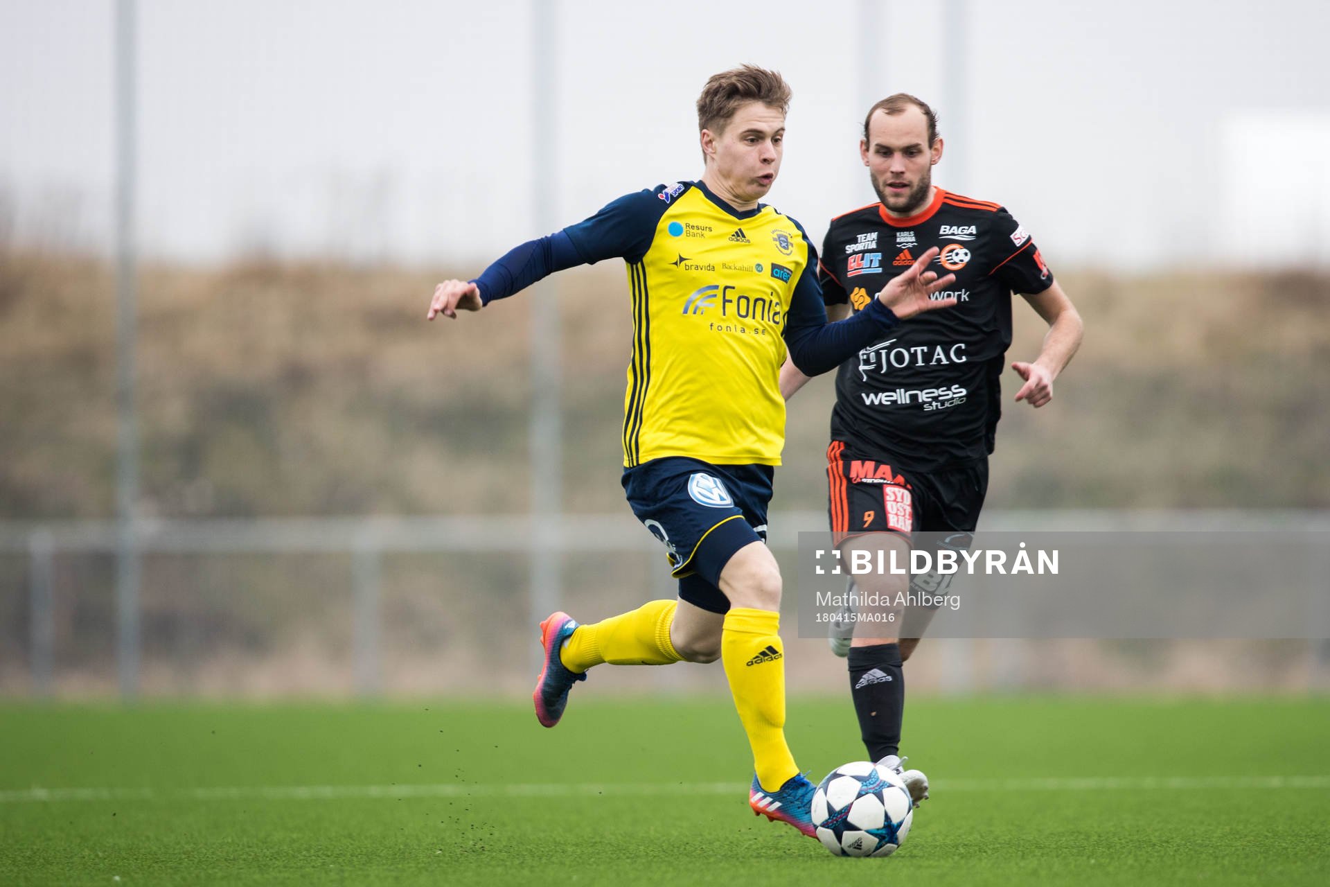 Ängelholms Elias Johansson och Karlskronas Christopher Christensson under fotbollsmatchen i Division 1 Södra mellan Ängelholm och Karlskrona den 15 april 2018 i Ängelholm.