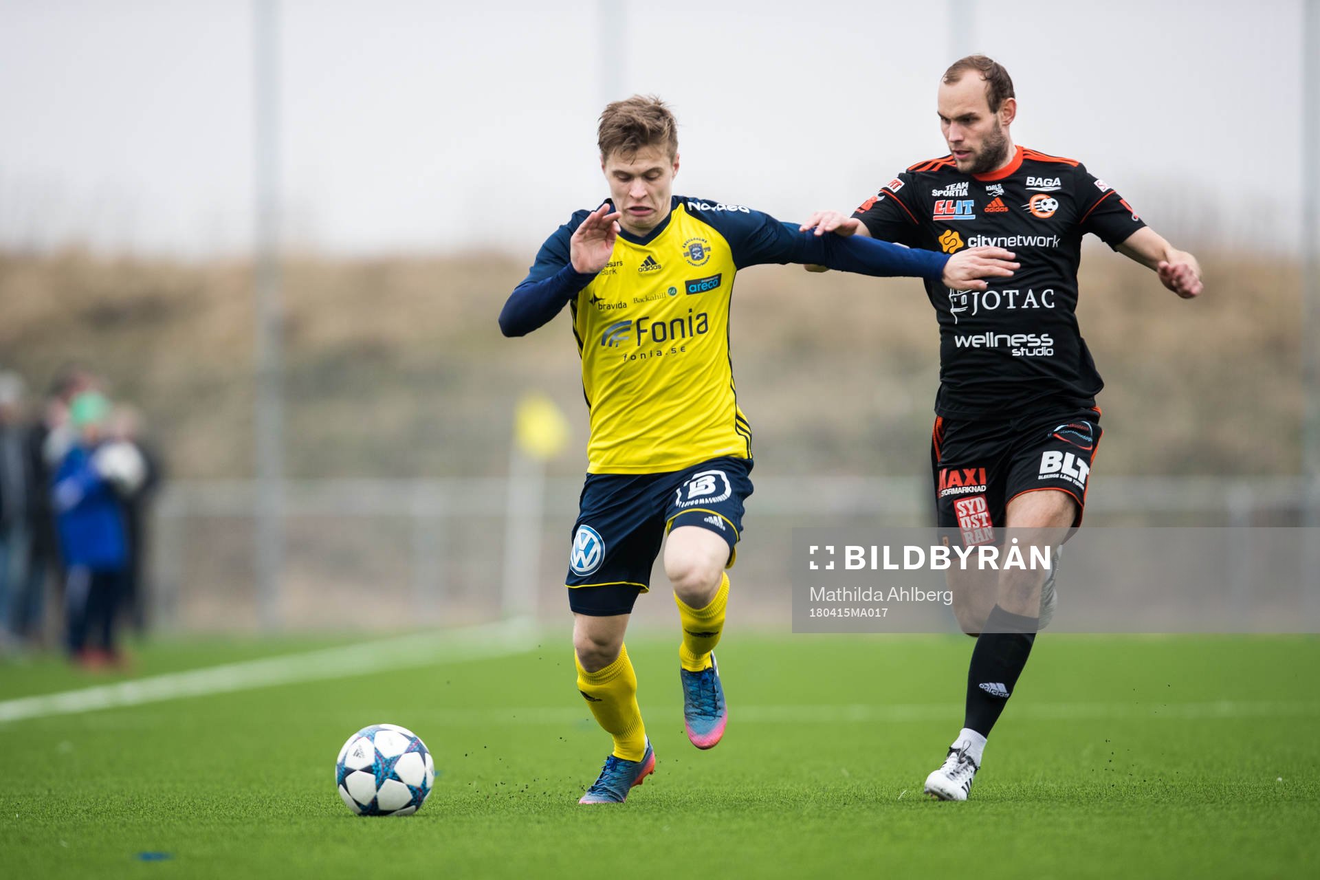 Ängelholms Elias Johansson och Karlskronas Christopher Christensson under fotbollsmatchen i Division 1 Södra mellan Ängelholm och Karlskrona den 15 april 2018 i Ängelholm.