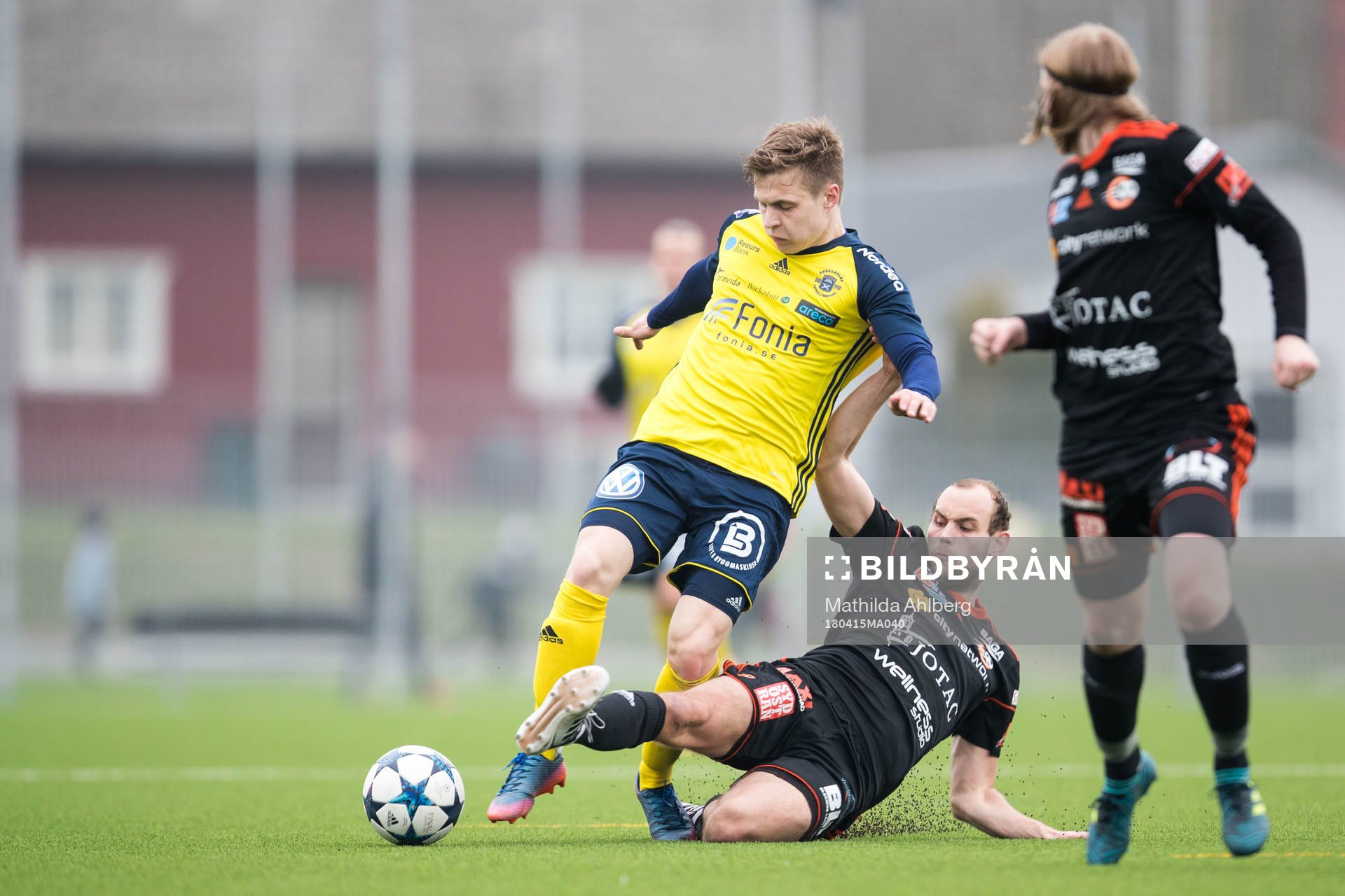 Ängelholms Elias Johansson och Karlskronas Christopher Christensson under fotbollsmatchen i Division 1 Södra mellan Ängelholm och Karlskrona den 15 april 2018 i Ängelholm.