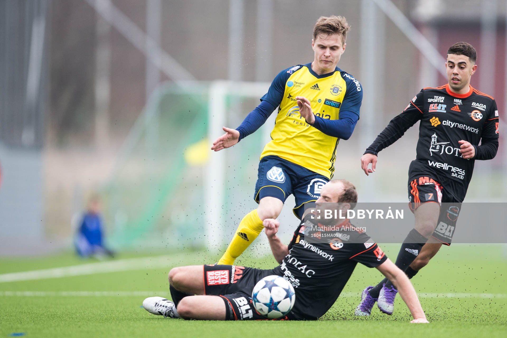 Ängelholms Elias Johansson och Karlskronas Christopher Christensson under fotbollsmatchen i Division 1 Södra mellan Ängelholm och Karlskrona den 15 april 2018 i Ängelholm.