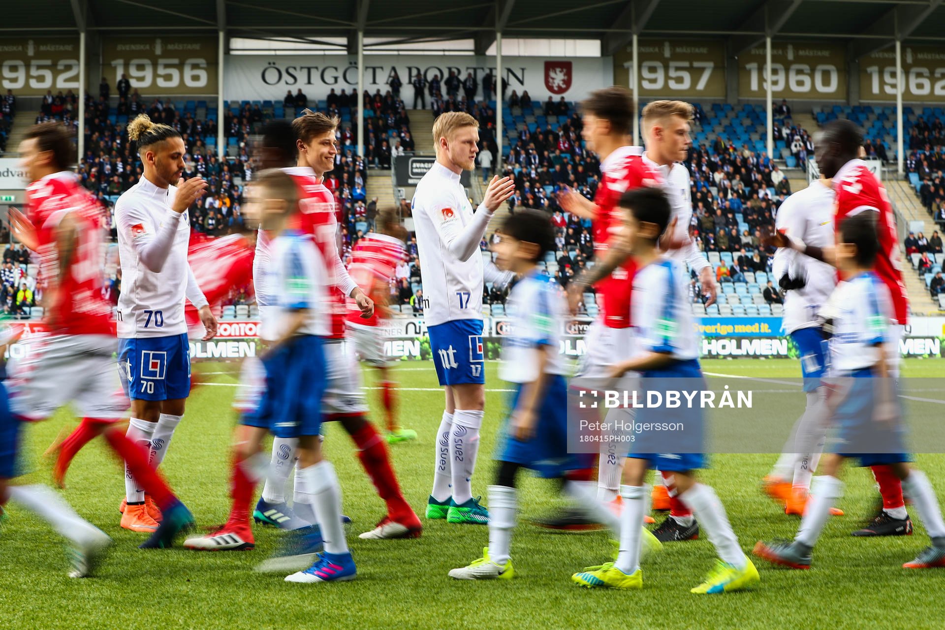 Norrköpings Alexander Jakobsen och Kalle Holmberg hälsar
