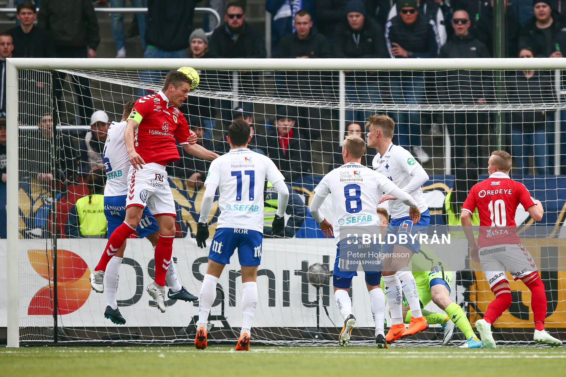 Kalmars Viktor Elm gör 0-1-målet på nick